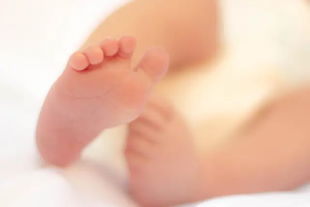 Yumuşak örtü üzerinde bebek ayakları