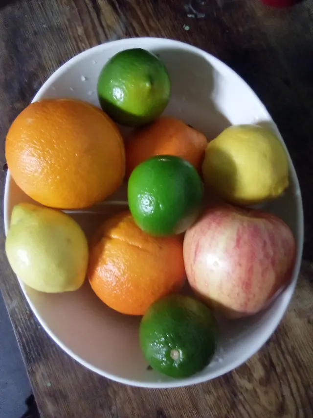 Portakal, misket limonu ve elma dolu kâse